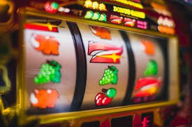 Layar tabel Bandar Poker lipan toto menampilkan dealer, pemain, kartu, dan chip taruhan